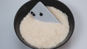 Apple warns not to put wet iPhones in rice